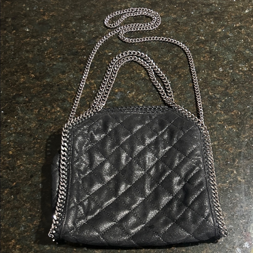 black quilted purse with chain detail
2 options for straps